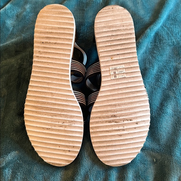 Bobs by Sketchers Memory Foam Black Striped Crisscross Sandals sz 9 - Picture 5 of 5